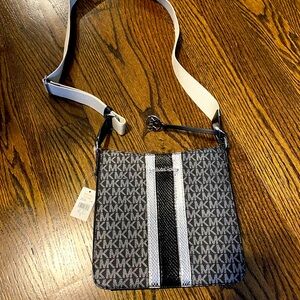 NWT Michael Kors Jet Set Travel Crossbody Bag in Black